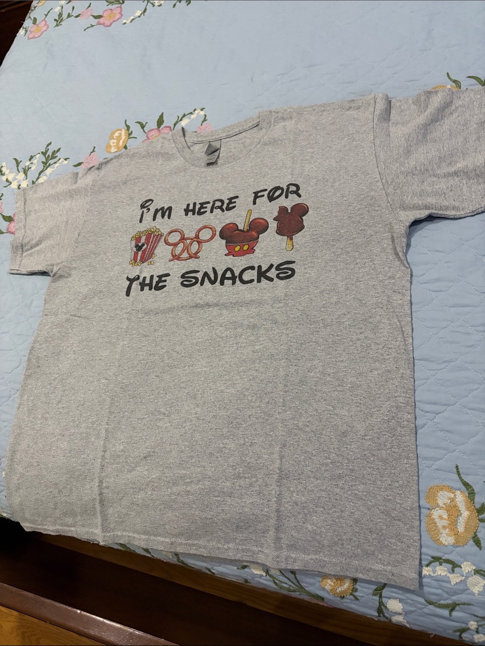 Disney PreOwned I’m Here for The Snacks Grey TShirt Women Unisex Size Large - Picture 2 of 9